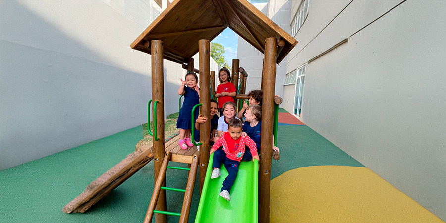 crianças brincando - primeira infância: aprender começa nos primeiros anos