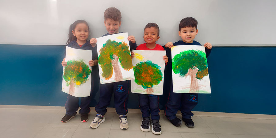  alunos com trabalhos do dia da árvore na escola moura jardim 