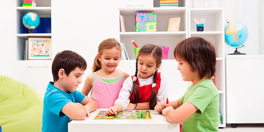 crianças jogando - Como os jogos de tabuleiro fortalecem o raciocínio lógico das crianças