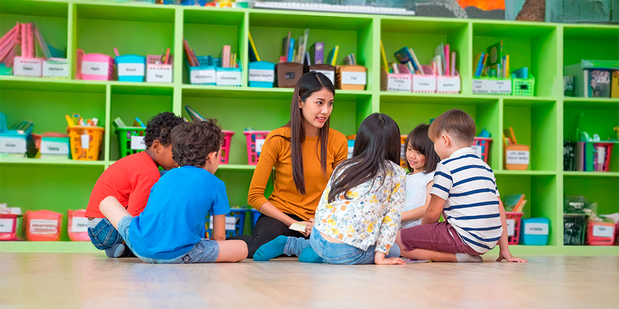 professora em roda com alunos colocando em prática a escuta ativa 