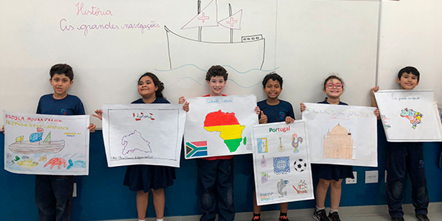 alunos apresentando trabalhos em forma de cartazes 