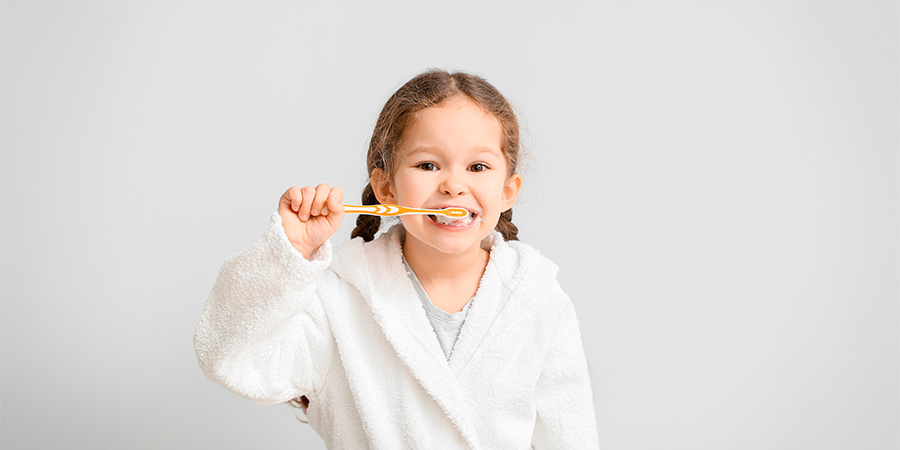 criança escovando os dentes -  Os hábitos de higiene na infância para uma vida saudável