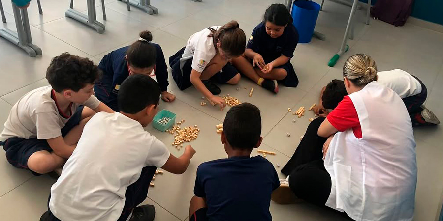 alunos fazendo jogos educativos 