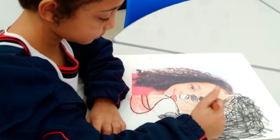 menina desenhando 