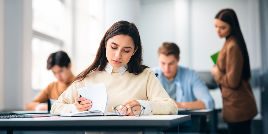 moça fazendo prova - Interpretação de texto no vestibular: entenda o que é cobrado e como se preparar