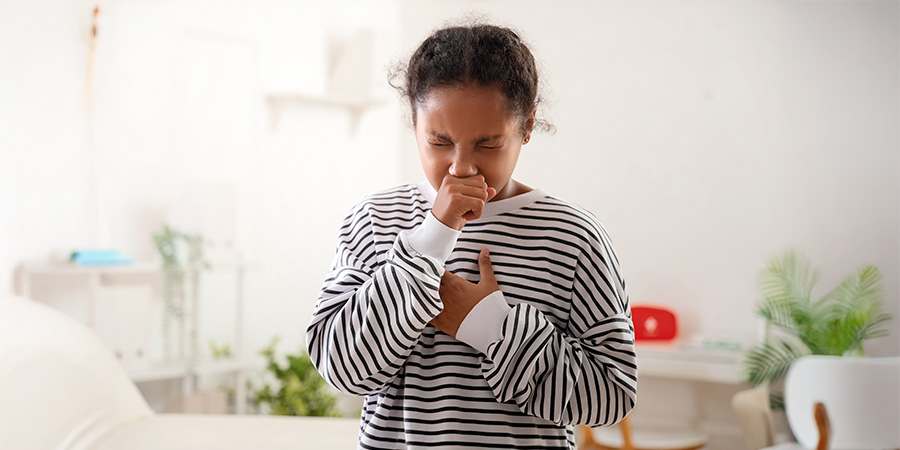 menina tossindo - Cuidados com a tosse seca infantil
