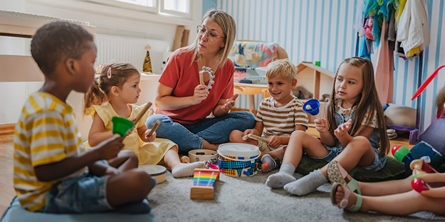 alunos aprendendo música - Como a música desenvolve habilidades essenciais na formação infantil