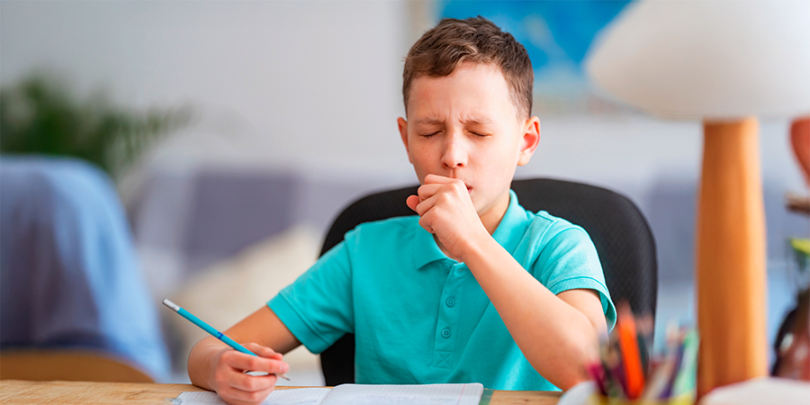 menino tossindo  - Como identificar sintomas da gripe infantil e agir com segurança