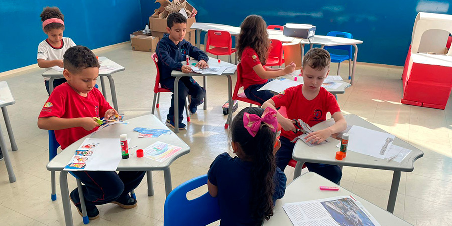 alunos recortando e exercitando coord. motora fina 