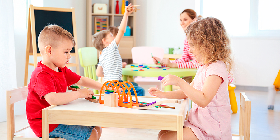 alunos brincando na educação infantil 